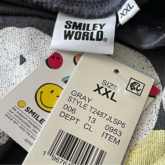 NWT Women’s Spooky smiley face sweatshirt gray with graphic size XXL Halloween - Picture 8 of 10